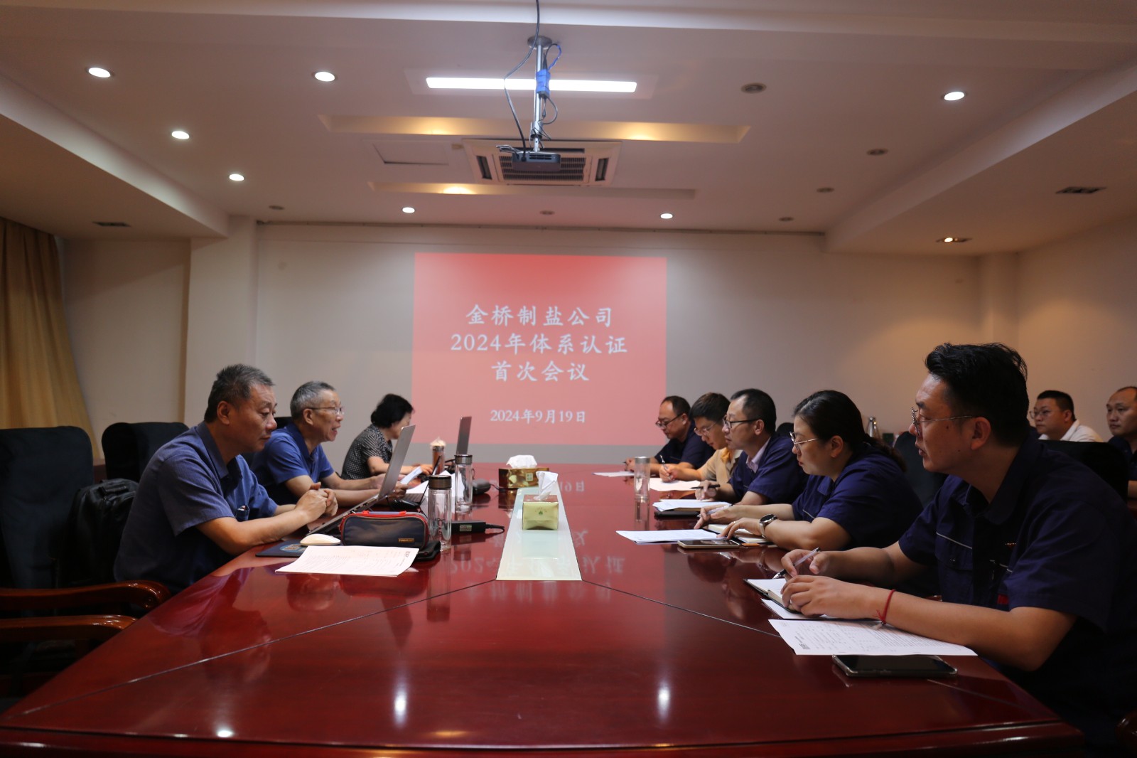 近日，金橋制鹽公司通過北京世標認證中心審核，給予食品安全管理體系、環(huán)境管理體系和職業(yè)健康安全管理體系認證“保持認證資格”的監(jiān)督審核結(jié)論，給予質(zhì)量管理體系認證“再次注冊”的再認證審核結(jié)論。通過審核，是對公司精細化管理成果的檢驗，促進公司內(nèi)控管理水平持續(xù)提升。（李曉月）