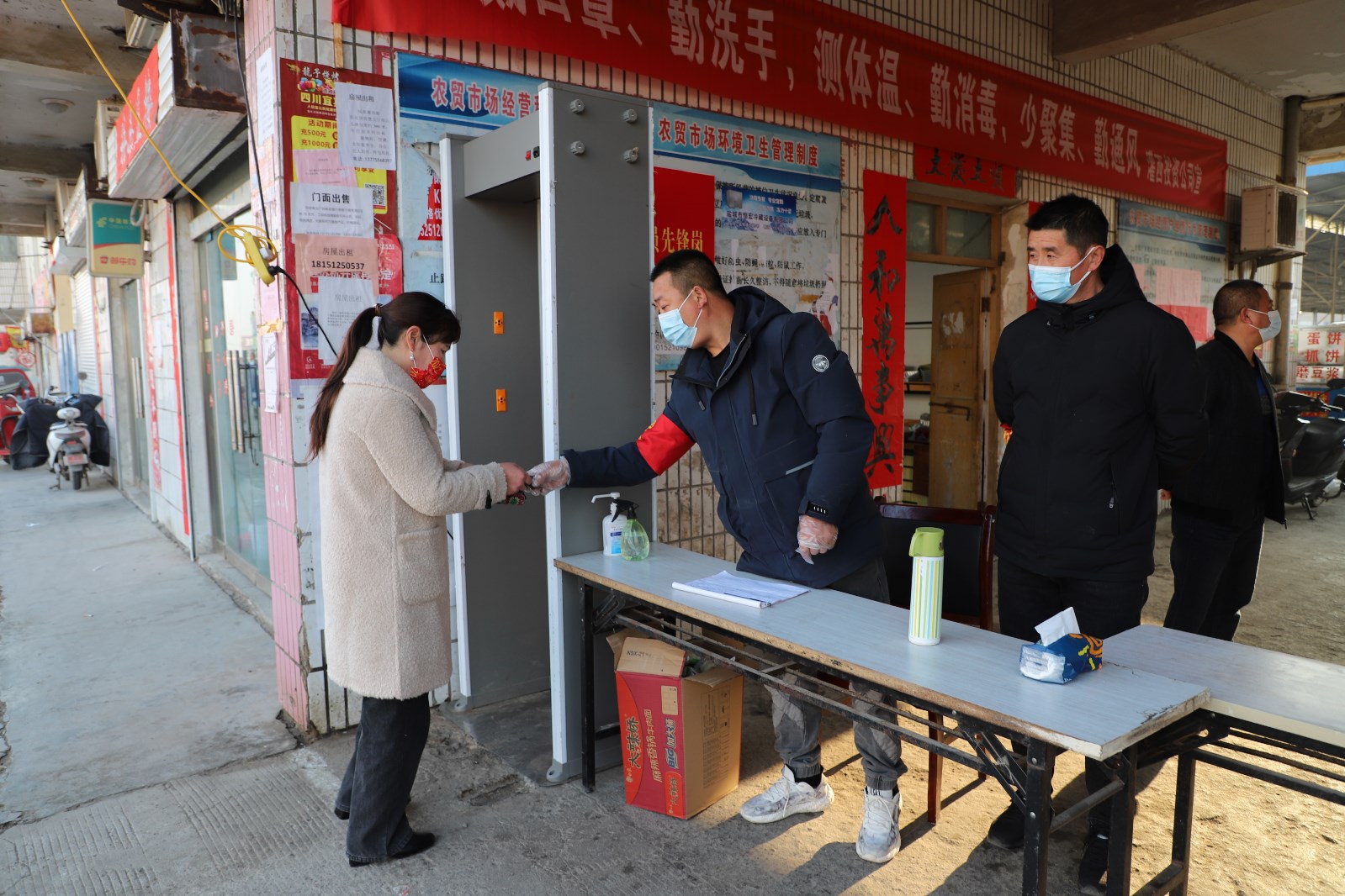 農(nóng)貿(mào)市場加強防疫管理.JPG